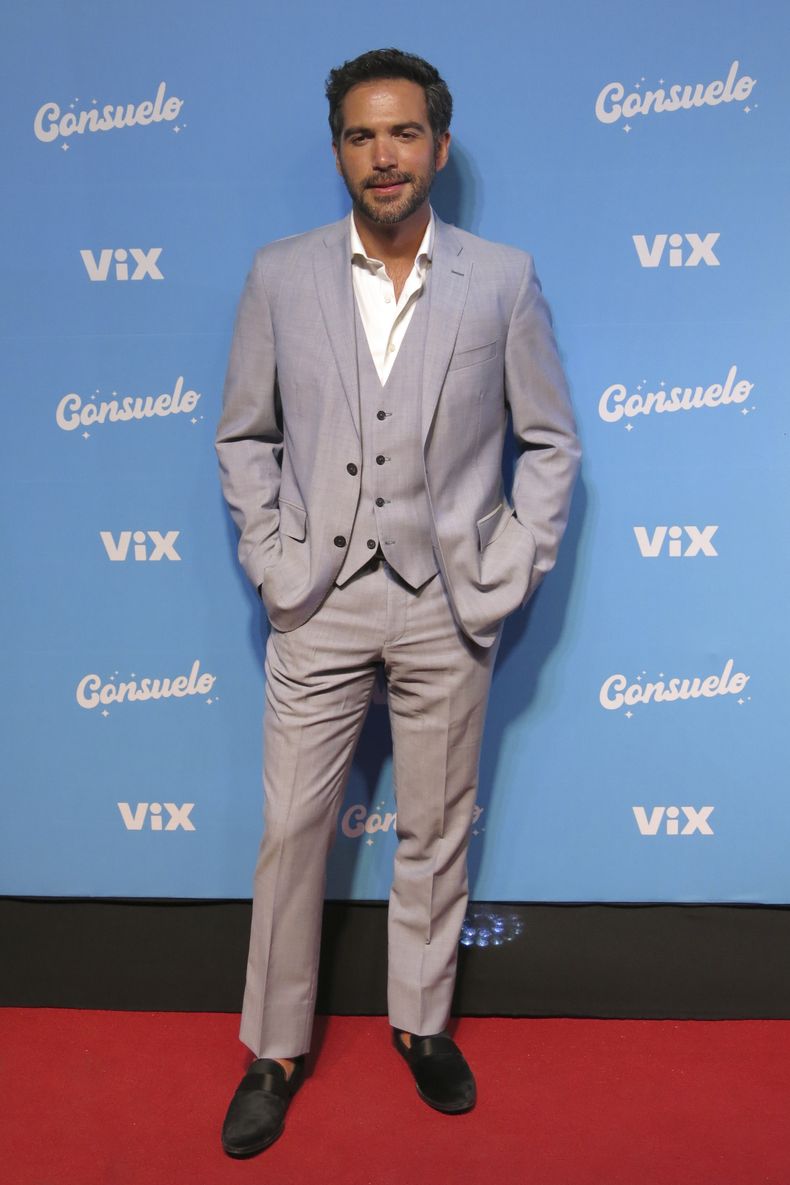 El actor mexicano Erick Chapa posa en la alfombra roja de la serie de ViX Consuelo, en la Ciudad de México el miércoles 10 de abril de 2024. (Foto AP/Berenice Bautista)