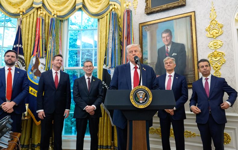 El presidente Donald Trump habla en la Oficina Oval de la Casa Blanca el martes 30 de septiembre de 2025, en Washington. (AP Foto/Alex Brandon)