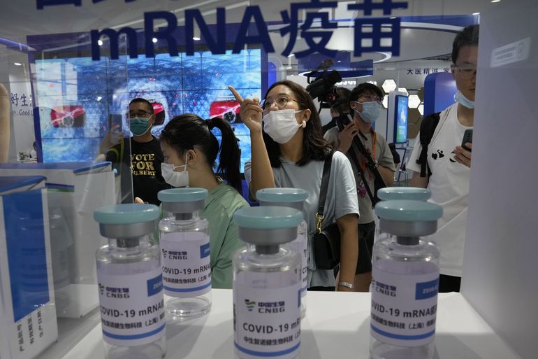 China apuesta por sus vacunas de ARNm, pero frena al país