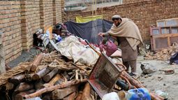 Mohibullah Niazi, vecino de la zona, busca entre los objetos apilados junto a una casa dañada por un sismo en la localidad de Ittefaq, a las afueras de Kabul, Afganistán, el 4 de abril de 2026. (AP Foto/Siddiqullah Alizai)