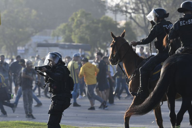 La policía enfrenta a hinchas del club argentino Rosario Central afuera del estadio Gigante de Arroyito previo al partido contra Atlético Mineiro en la Copa Libertadores, el martes 7 de mayo de 2024. (AP Foto/Gustavo Garello)