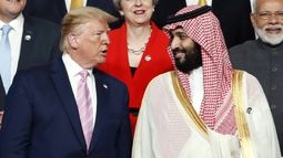 El presidente de Estados Unidos, Donald Trump, a la izquierda, habla con el príncipe heredero de Arabia Saudí, Mohammed bin Salman, durante la foto familiar de la cumbre del G20 en Osaka, Japón, el 28 de junio de 2019. (Kim Kyung-Hoon/Pool Foto via AP, Archivo)