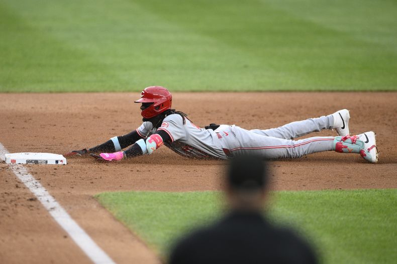 El dominicano de los Rojos de Cincinnati, Elly De La Cruz se desliza para llegar a la tercera base durante la segunda entrada del juego de béisbol ante los Nacionales de Washington, el sábado 20 de julio de 2024, en Washington. (AP Foto/Nick Wass)