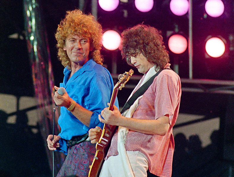 ARCHIVO - Los integrantes de Led Zeppelin, el cantante Robert Plant, a la izquierda, y el guitarrista Jimmy Page, actúan en el concierto de ayuda a la hambruna Live Aid en el estadio JFK de Filadelfia el 13 de julio de 1985. (Foto AP/Amy Sancetta, archivo)