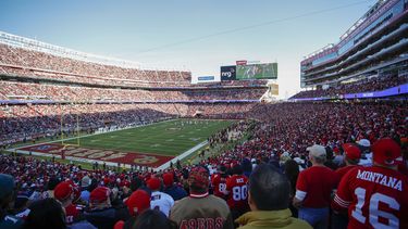 ARCHIVO - Foto del 22 de enero del 2023 aficionados en el Estadio Levis durante el encuentro divisional ante los Cowboys de Dallas. El lunes 22 de mayo del 2023, los dueños de la NFL eligen a San Francisco para recibir el Super Bowl 60 en el 2016. (AP Foto/Josie Lepe, Archivo)