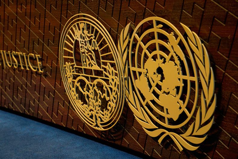 ARCHIVO - El logo de la Corte Internacional de Justicia se ve en el banco de los jueces en La Haya, Países Bajos, el 4 de mayo de 2026. (AP Foto/Peter Dejong, Archivo)