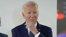 El presidente Joe Biden escucha en una visita al Centro de Operaciones de Emergencia de Washington D.C., el martes 2 de julio de 2024, en Washington. (AP Foto/Evan Vucci)