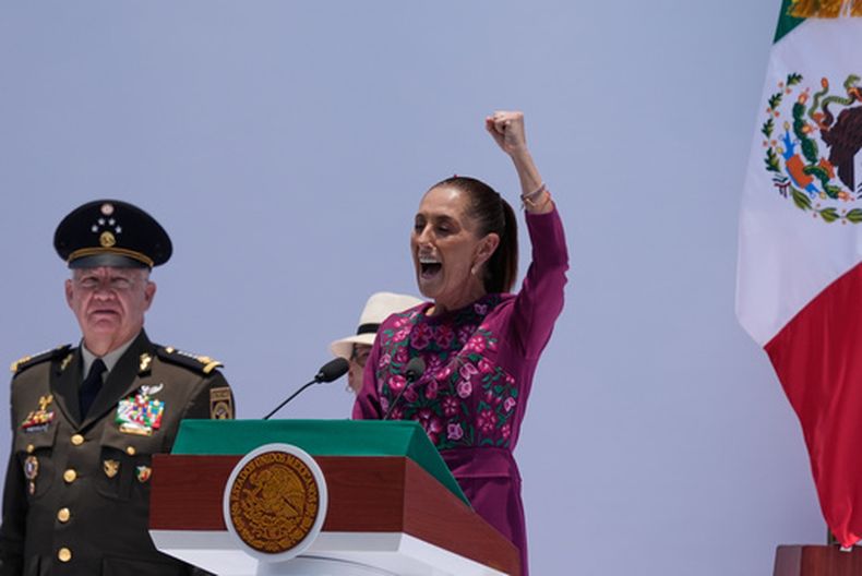 La presidenta de México, Claudia Sheinbaum, se dirige a sus simpatizantes desde el Monumento a la Revolución, el domingo 31 de mayo de 2026, en Ciudad de México. (AP Foto/Marco Ugarte)