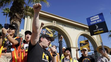 El principal negociador del sindicato de actores SAG-AFTRA Duncan Crabtree-Ireland, izquierda, durante una protesta de actores en huelga frente al estudio de Paramount Pictures el 3 de noviembre de 2023 en Los Angeles. (Foto AP/Chris Pizzello)