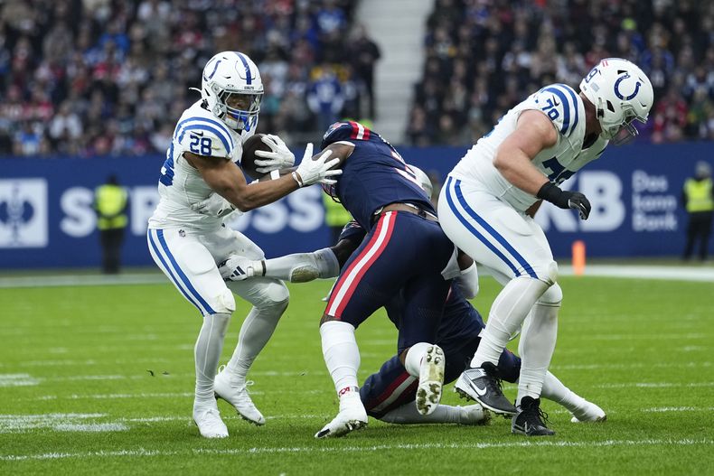 El corredor de los Colts de Indianápolis Jonathan Taylor corre con el balón en la primera mitad del encuentro ante los Patriots de Nueva Inglaterra en Frankfurt, Alemania el domingo 12 de noviembre del 2023. (AP Foto/Martin Meissner)