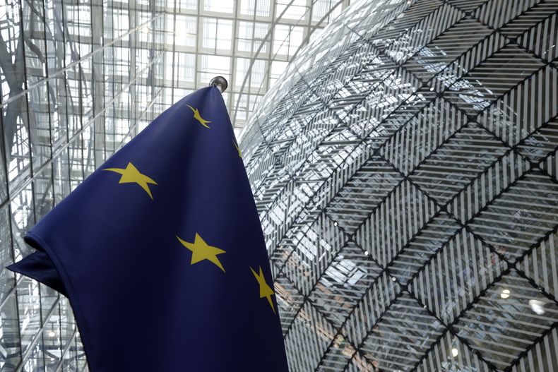ARCHIVO – La bandera de la Unión Europea en el atrio de la sede del Consejo Europeo en Bruselas, el 17 de junio de 2024. (AP Foto/Omar Havana, Archivo)
