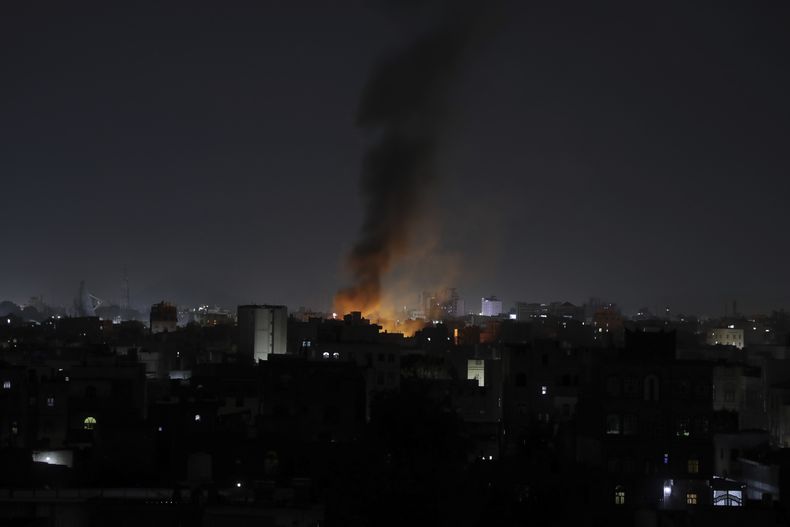 Una columna de humo se alza de un sitio presuntamente atacado por Estados Unidos en Saná, Yemen, el miércoles 19 de marzo de 2025. (AP Foto/Osamah Abdulrahman)
