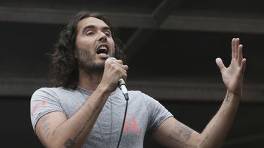 ARCHIVO - El comediante Russell Brand habla en Parliament Square durante una protesta contra el Gobierno conservador y sus políticas de austeridad en Londres, el sábado 20 de junio de 2015. (Foto AP/Tim Ireland, archivo)