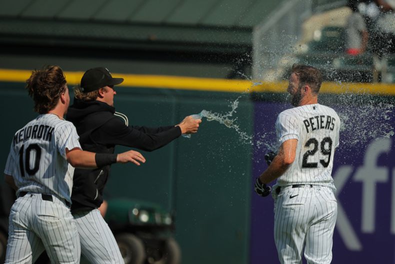 Tristan Peters, de los Medias Blancas de Chicago, es felicitado por sus compañeros tras gesionar un boleto que significó el triunfo en 11 innings sobre los Yankees de Nueva York, el jueves 30 de julio de 2026 (AP Foto/Melissa Tamez)
