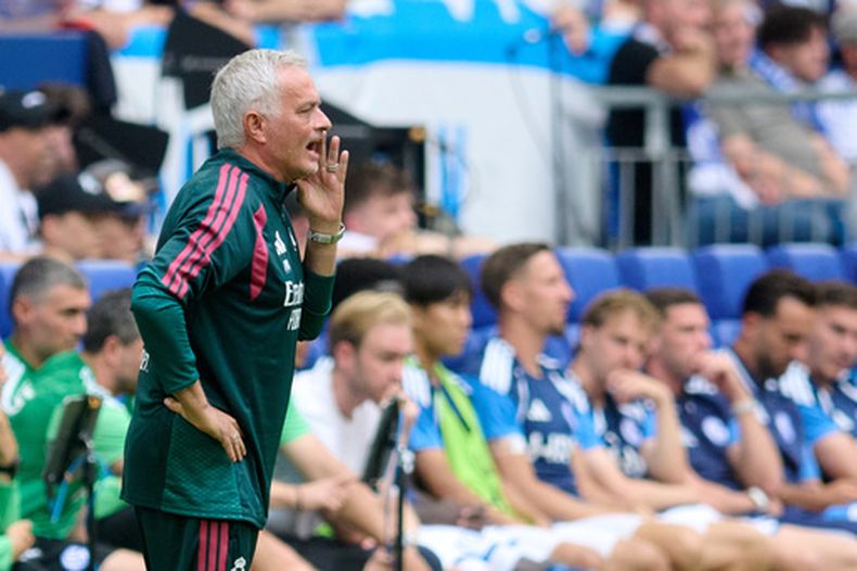 El entrenador del Real Madrid Jose Mourinho grita durante un partido de pretemporada ante el Schalke 04 el domingo 16 de diciembre del 2026. (Bernd Thissen/dpa via AP)
