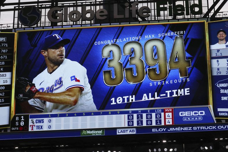 La pantalla gigante muestra un mensaje conmemorativo del ponche número 3.394 de Max Scherzer, de los Rangers de Texas, quien llegó así al décimo sitio de la lista histórica, el jueves 25 de julio de 2024, ante los Medias Blancas de Chicago (AP Foto/Richard W. Rodriguez)