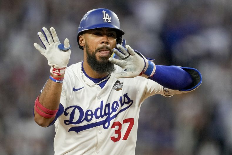 El dominicano Teoscar Hernández, de los Dodgers de Los Ángeles, festeja su jonrón de dos carreras ante los Yankees de Nueva York en el segundo juego de la Serie Mundial, el sábado 26 de octubre de 2024 (AP Foto/Ashley Landis)