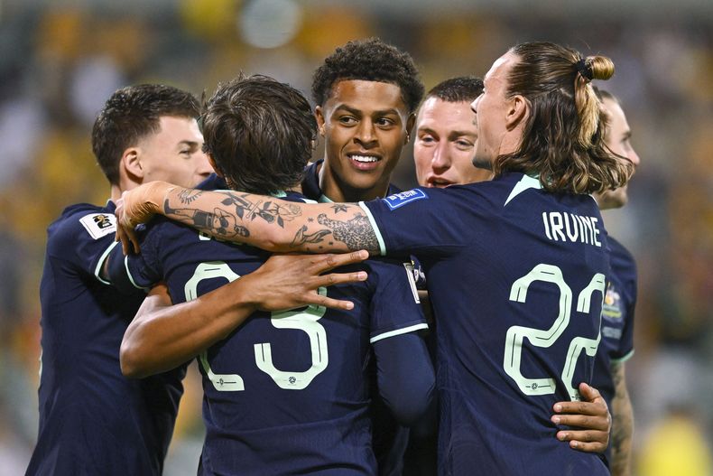 Kusini Yengi (centro) celebra tras anotar un gol para Australia ante el Líbano en el partido de las eliminatorias de Asia para el Mundial de 2026, el martes 26 de marzo de 2024. (AP Foto/Lukas Coch)