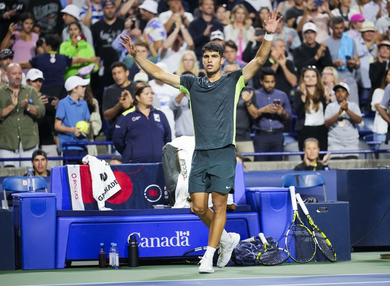 El español Carlos Alcaraz festeja luego de derrotar al polaco Hubert Hurkacz durante el Abierto de Toronto, el jueves 10 de agosto de 2023 (Mark Blinch/The Canadian Press via AP)