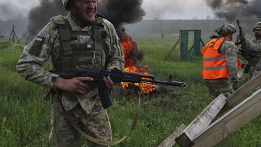 En esta imagen proporcionada por el servicio de prensa de la 65ta Brigada Mecanizada de Ucrania, militares ucranianos entrenan en Zaporiyia, Ucrania, el lunes 26 de mayo de 2025. (Andriy Andriyenko/el servicio de prensa de la 65ta Brigada Mecanizada de Ucrania, via AP)
