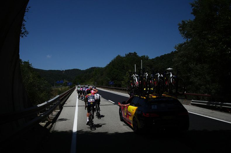 El director deportivo le da agua a Mads Pedersen durante la tercera etapa del Tour de Francia entre Granollers y Les Angles en Francia el lunes 6 de julio del 2026. (AP Foto/Mosaab Elshamy)