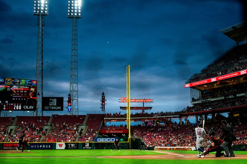 Zach Cole, de los Astros de Houston, batea un jonrón en el duelo del viernes 8 de mayo de 2026 ante los Rojos de Cincinnati (AP Foto/Michael Swensen)