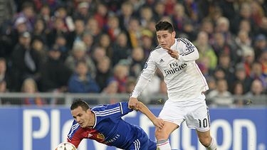 americateve | James Rodr&iacute;guez supera la marca de Philipp Degen durante un partido entre Real Madrid y Basilea por la Liga de Campeones el  26 de noviembre del 2014 en Suiza. Un tanto del colombiano ante Uruguay en la Copa Mundial figura en la terna de candidatos