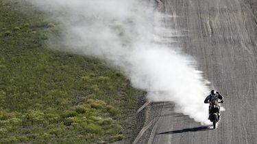 americateve | El espa&ntilde;ol Marc Coma a bordo de su motocicleta en la etapa entre las ciudades de San Luis y San Rafael del Rally Dakar, en Argentina, el lunes 6 de enero de 2014.  (Foto de AP /Jean-Paul Pelissier,)
