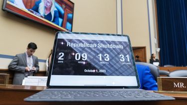 Una laptop muestra una cuenta regresiva sobre el tiempo que queda antes del cierre del gobierno, el 28 de septiembre de 2023 una sala del Congreso, en Washington. (Foto AP/Jacquelyn Martin)