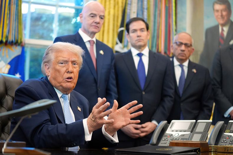 ARCHIVO - El presidente de Estados Unidos, Donald Trump, responde a preguntas de reporteros durante una reunión con un equipo de trabajo de la Casa Blanca para el Mundial 2026 de la FIFA, en la Oficina Oval de la Casa Blanca, Wahsington, el 17 de noviembre de 2025. De izquierda a derecha, el presidente de la FIFA, Gianni Infantino; el secretario de Estado de Estados Unidos, Marco Rubio, y el asesor de la FIFA Carlos Cordeiro escuchan a Trump. (AP Foto/Evan Vucci, archivo)