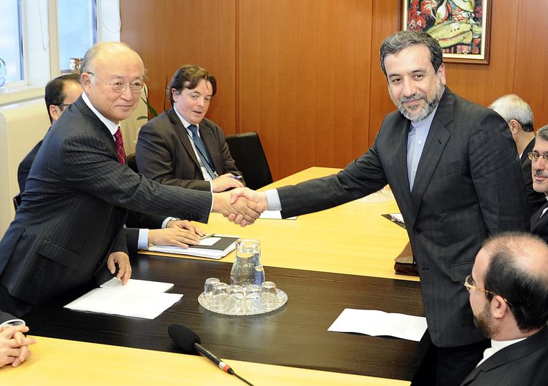 En esta fotograf&iacute;a de archivo del 28 de octubre de 2013, el vicecanciller iran&iacute; Abbas Araghchi, derecha, estrecha la mano de Yukiya Amano, director general de la Agencia Internacional de Energ&iacute;a At&oacute;mica antes de una reuni&oacut