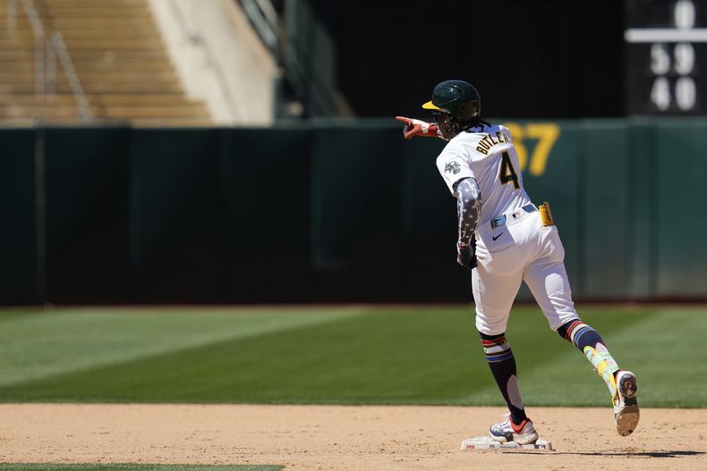 Lawrence Butler, de los Atléticos de Oakland, recorre las bases luego de batear un jonrón ante los Angelinos de Los Ángeles, el jueves 4 de julio de 2024 (AP Foto/Godofredo A. Vásquez)