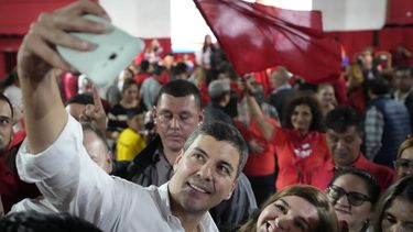 Santiago Peña, candidato presidencial por el gobernante Partido Colorado, se toma una selfie con un simpatizante durante un mitin en Villa Elisa, Paraguay, el miércoles 26 de abril de 2023. Las elecciones generales de Paraguay están programadas para el 30 de abril. (AP Foto/Jorge Saenz)