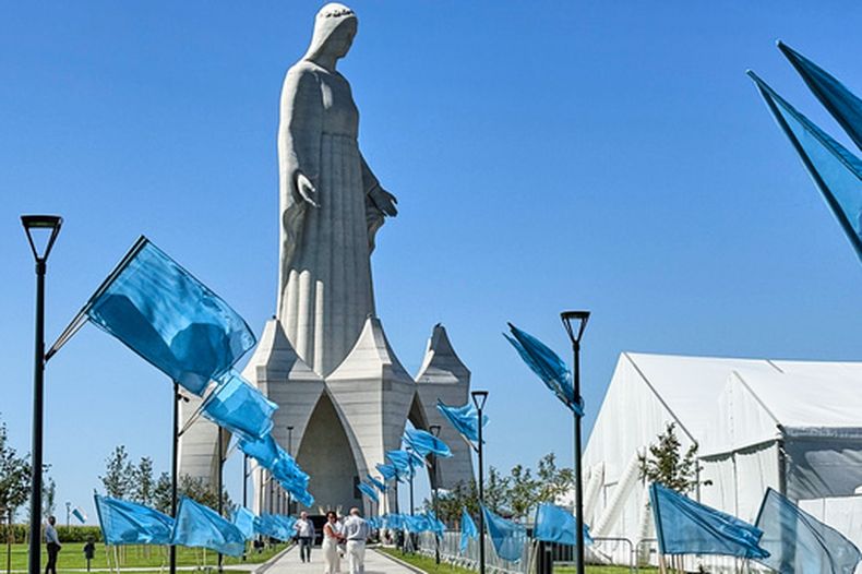 La estatua de la Virgen María en Konotopie, Polonia, el 15 de agosto del 2026. (AP foto/Claudia Ciobanu)