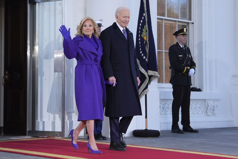 El presidente Joe Biden, a la derecha, y la primera dama Jill Biden caminan para saludar al presidente electo Donald Trump y Melania Trump al llegar a la Casa Blanca, el lunes 20 de enero de 2025, en Washington. (Foto AP/Evan Vucci)