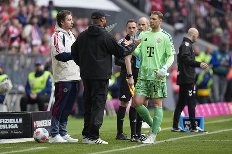 El director técnico del Bayern, Vincent Kompany (izquierda), saluda al portero del Bayern, Manuel Neuer, durante un partido de fútbol de la Bundesliga entre el Bayern y el FC Colonia en Múnich, Alemania, el sábado 16 de mayo de 2026. (Foto AP/Matthias Schrader)