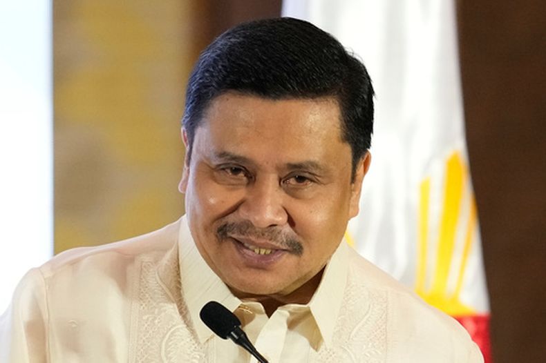 ARCHIVO - El senador Jinggoy Estrada habla en nombre de su padre y ex vicepresidente Joseph Estrada durante el 90 aniversario de la vicepresidencia, el 14 de noviembre de 2025 en un hotel in Makati, Filipinas. (AP Foto/Aaron Favila, Archivo)