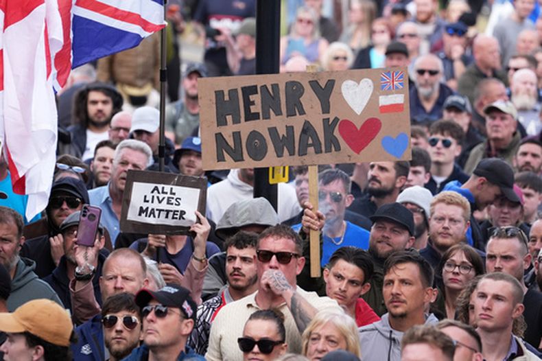 Varias personas se congregan para protestar frente a la comisaría de policía de Southampton, Inglaterra, el martes 2 de junio de 2026, tras la muerte por apuñalamiento de Henry Nowak, un adolescente británico que fue esposado a pesar de afirmar ser la víctima del crimen. (Gareth Fuller/PA vía AP)