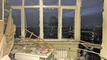 Esta imagen, distribuida por el canal oficial de Telegram del gobernador de la región de Moscú, Andrei Vorobyev, muestra un apartamento dañado por la caída de un dron ucraniano derribado, a las afueras de la capital rusa, el 11 de marzo de 2025. (Canal oficial de Telegram del gobernador de Moscú, Andrei Vorobyev, vía AP)