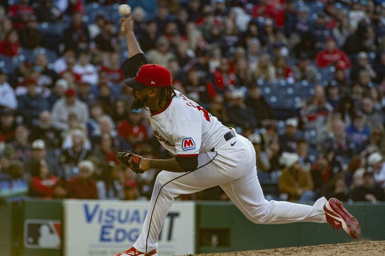 El relevista de los Guardianes de Cleveland, Emmanuel Clase, lanza contra los Angelinos de Los Ángeles durante la novena entrada de un juego de béisbol, el sábado 31 de mayo de 2025, en Cleveland. (Foto AP/Phil Long)