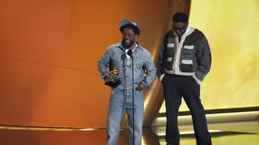 Kendrick Lamar, izquierda, recibe el premio a la grabación del año por Not Like Us durante la 67ª entrega anual de los premios Grammy el domingo 2 de febrero de 2025 en Los Ángeles. Mustard mira desde la derecha. (Foto AP/Chris Pizzello)