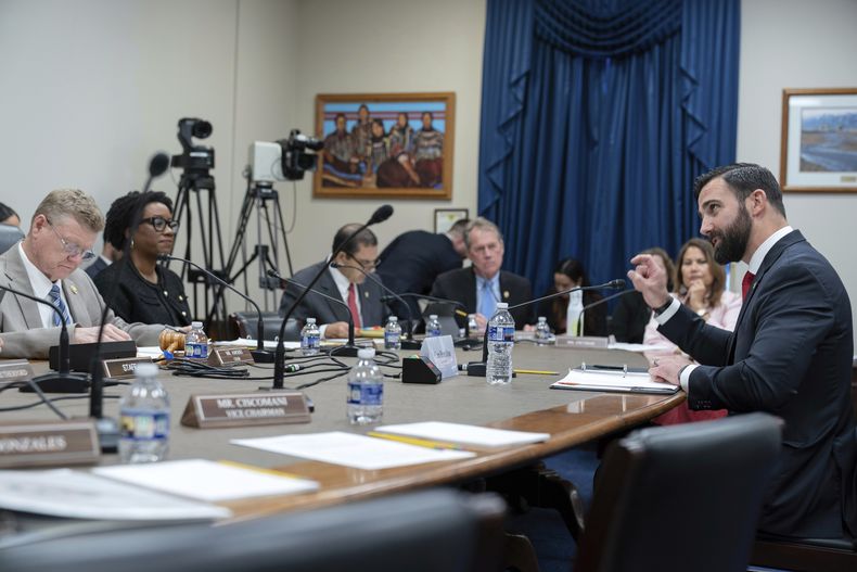 Cam Hamilton, administrador interino de la Agencia Federal para el Manejo de Emergencias (FEMA, por sus siglas en inglés), testifica en la audiencia de supervisión de la FEMA, realizada por la subcomisión de Seguridad Nacional de la Comisión de Asignaciones de la Cámara de Representantes en el Capitolio, en Washington, el miércoles 7 de mayo de 2025. (AP Foto/Jose Luis Magana)