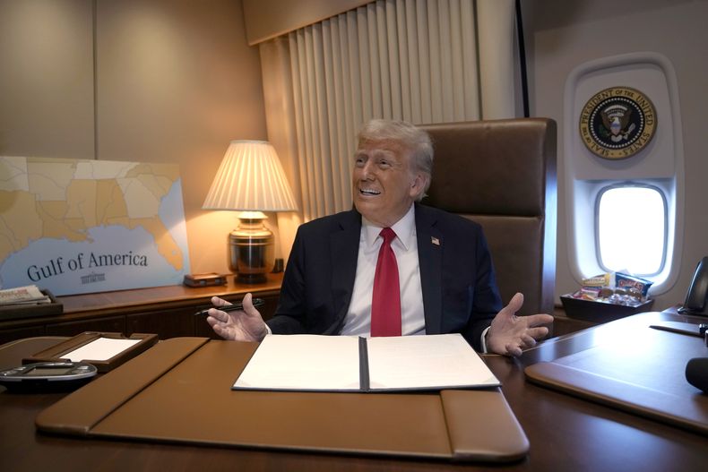 El presidente Donald Trump habla con la prensa a bordo del Air Force One mientras se prepara para firmar una proclama en la que declara que el 9 de febrero sea Día del Golfo de Estados Unidos, el domingo 9 de febrero de 2025, mientras viaja de West Palm Beach, Florida, a Nueva Orleans. (AP Foto/Ben Curtis)