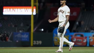 El dominicano Camilo Doval, de los Gigantes de San Francisco, festeja la victoria sobre los Cardenales de San Luis, el miércoles 26 de abril de 2023 (AP Foto/Godofredo A. Vásquez)
