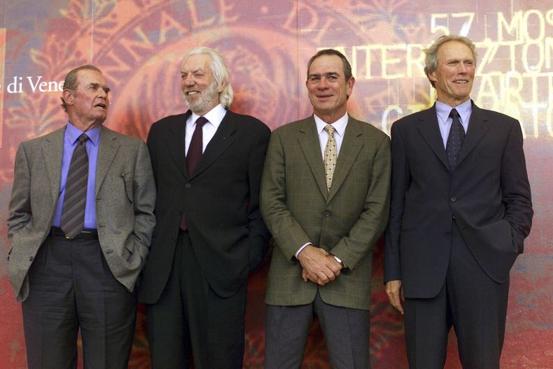 ARCHIVO - Los actores James Garner, de izquierda a derecha, Donald Sutherland, Tommy Lee Jones y Clint Eastwood, de la película Space Cowboys posan en el Festival de Cine de Venecia en Venecia, Italia, el 30 de agosto del 2000. Sutherland, el imponente actor canadiense de M.A.S.H. y The Hunger Games, murió a los 88 años. (Foto AP/Luca Bruno, archivo)