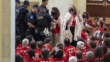 Manifestantes protestan contra las políticas militares de Israel un día antes de la visita del primer ministro israelí Netanyahu, que se dirigirá a una reunión conjunta del Congreso el miércoles, en el Cannon House Office Building del Capitolio en Washington, martes 23 de julio de 2024. (AP Foto/J. Scott Applewhite)