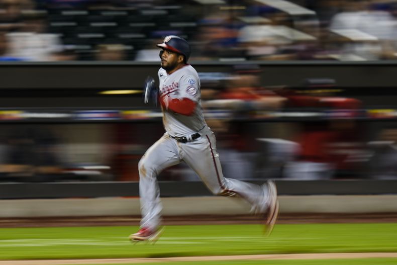 El dominicano Jeimer Candelario, de los Nacionales de Washington, anota en el juego del sábado 29 de julio de 2023, ante los Mets de Nueva York (AP Foto/Frank Franklin II)