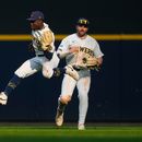 El jardinero central de los Cerveceros de Milwaukee, Luis Lara (18), realiza una atrapada en carrera frente al jardinero central Garrett Mitchell (5) a un elevado conectado por Javier Sanoja, de los Marlins de Miami, durante la octava entrada de un partido de béisbol el sábado 18 de julio de 2026, en Milwaukee. (Foto AP/Kayla Wolf)