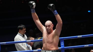 Tyson Fury celebra tras vencer a Mariusz Wach durante un combate de caridad, el viernes 24 de julio de 2026, Pattaya, Tailandia. (AP Foto/Sakchai Lalit)
