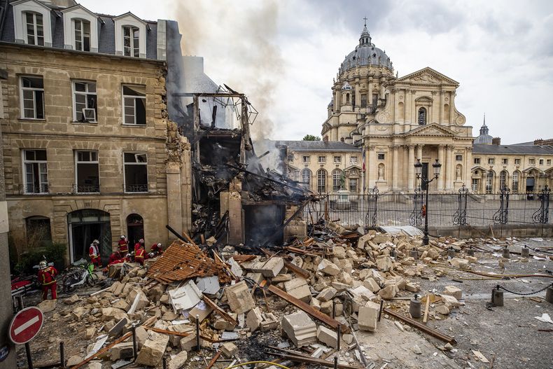 Bomberos trabajan en el lugar de una explosión en París, el miércoles 21 de junio de 2023. (E Thepault/BSPP vía AP)